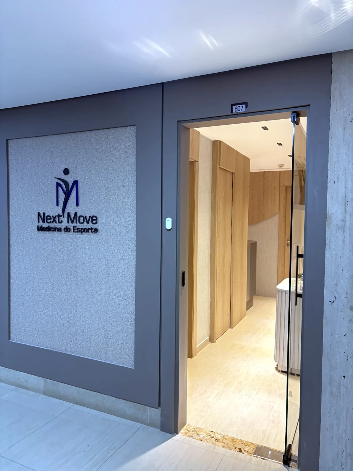Entrada da NextMove com a marca aplicada na parede