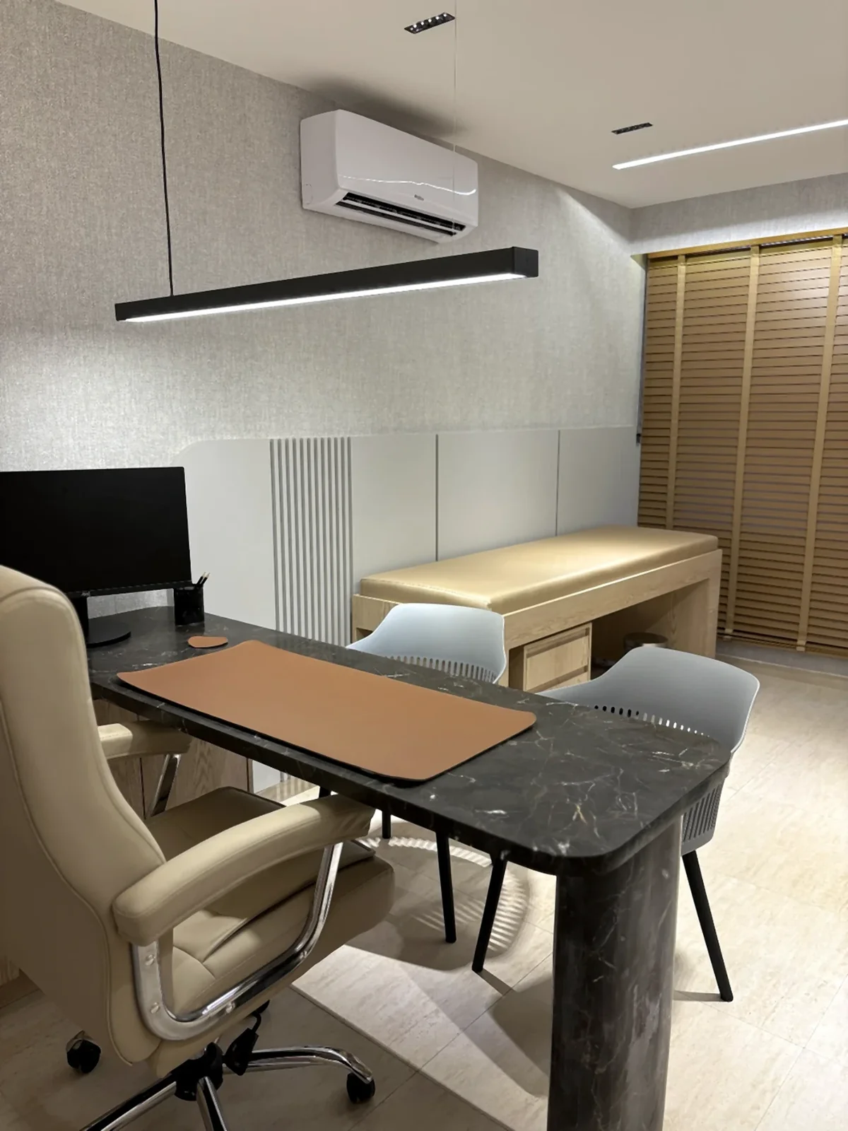 Consultório real da NextMove, com mesa de atendimento e espaço para avaliação clínica
